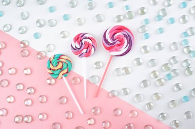 lolipop beyaz ve pembe bir arka plan ve şeffaf damlacıkları ile
