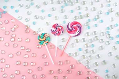 lolipop beyaz ve pembe bir arka plan ve şeffaf damlacıkları ile