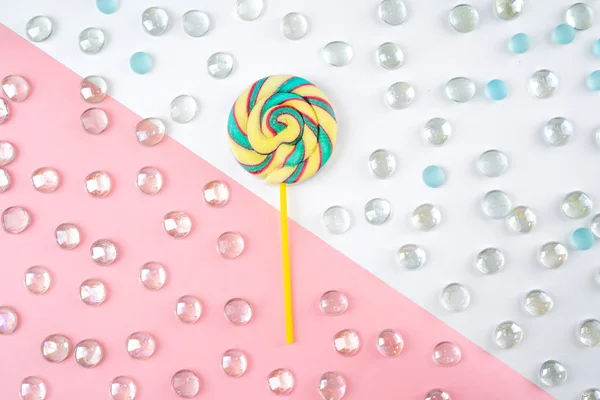 lolipop beyaz ve pembe bir arka plan ve şeffaf damlacıkları ile