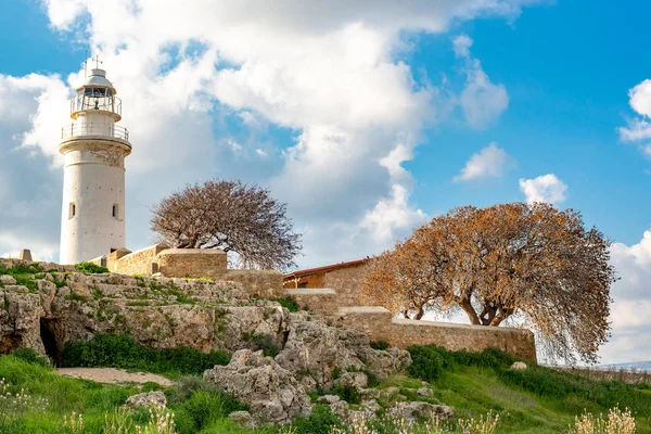 Biała Latarnia Morska Pobliżu Ruin Cyprze Pafos — Zdjęcie stockowe