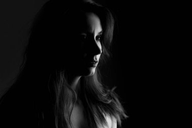 Kara renk stilinde siyah arka plan üzerinde siyah beyaz bir kız portresi