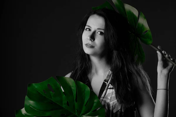 Retrato Uma Menina Preto Branco Sobre Fundo Preto Estilo Noir — Fotografia de Stock