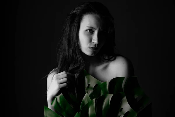 Retrato Uma Menina Preto Branco Sobre Fundo Preto Estilo Noir — Fotografia de Stock