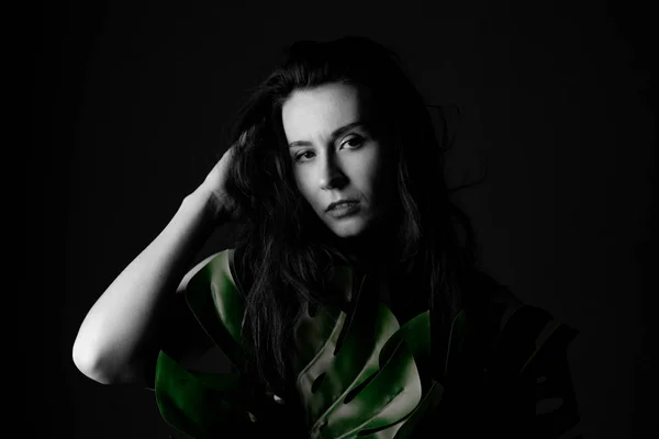 Kara renk stilinde siyah arka plan üzerinde siyah beyaz bir kız portresi