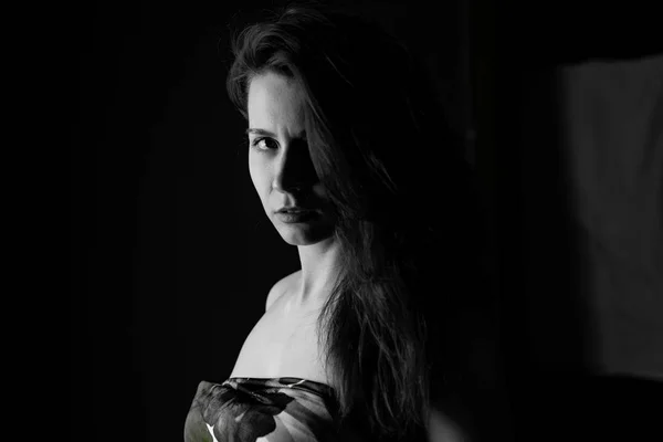 Porträt Eines Mädchens Schwarz Weiß Auf Schwarzem Hintergrund Noir Stil — Stockfoto