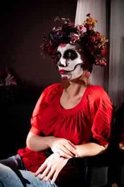 Tatil da de los muertos için kafasına halloween kafatası ve çiçekler için makyaj ile bir kızın portresi