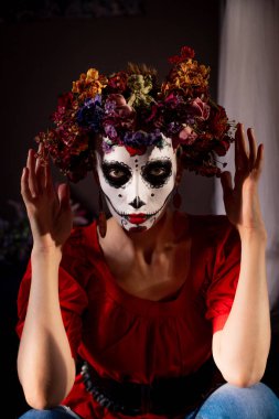 Tatil da de los muertos için kafasına halloween kafatası ve çiçekler için makyaj ile bir kızın portresi