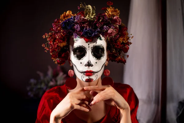 Tatil da de los muertos için kafasına halloween kafatası ve çiçekler için makyaj ile bir kızın portresi