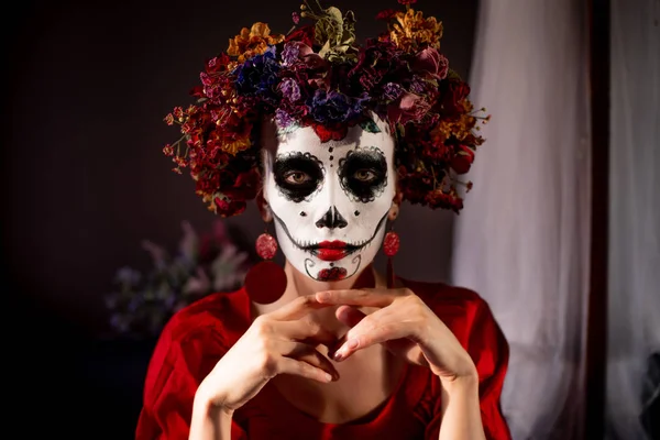 Tatil da de los muertos için kafasına halloween kafatası ve çiçekler için makyaj ile bir kızın portresi
