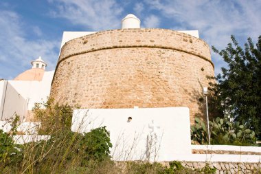 Torre del siglo XVI. Iglesia de Santa Eularia des Riu, (Puig de Missa), siglo XVI-XVIII. İbiz. Balear Adaları. İspanya..