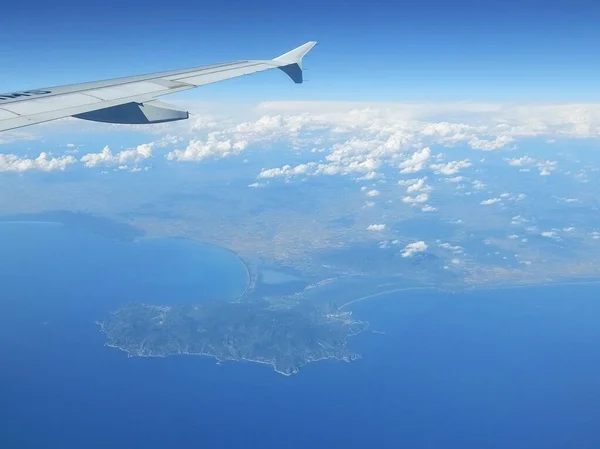 Pohled Letadla Italském Pobřeží Mraky Křídlo Letadla — Stock fotografie