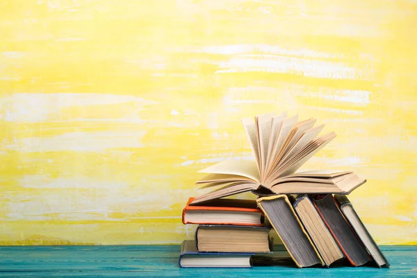 Boeken op houten bureau tafel en abstracte achtergrond. Onderwijs achtergrond. Begrepen Ruimte. Terug naar school. — Stockfoto