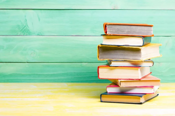 Libros sobre mesa de escritorio de madera y fondo abstracto. Formación. Copiar espacio. Regreso a la escuela . — Foto de Stock