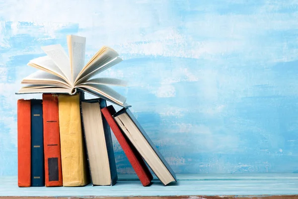 Boeken op houten bureau tafel en abstracte achtergrond. Onderwijs achtergrond. Begrepen Ruimte. Terug naar school. Stockfoto