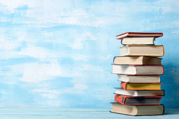 Böcker på trä skrivbord och abstrakt bakgrund. Utbildning bakgrund. Uppfattat Space. Tillbaka till skolan. — Stockfoto