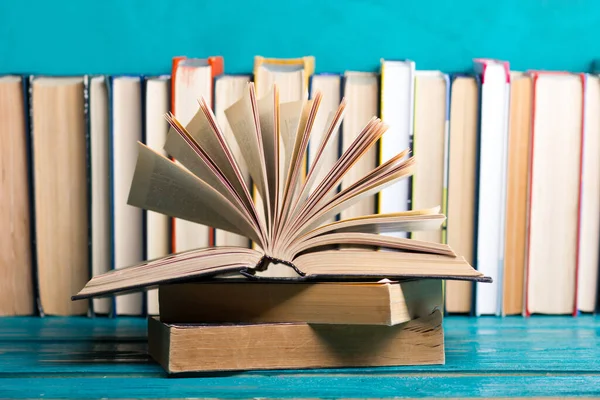 Boeken op houten bureau tafel en abstracte achtergrond. Onderwijs achtergrond. Begrepen Ruimte. Terug naar school. Stockafbeelding