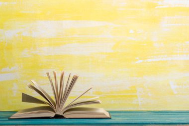 Tahta masadaki kitaplar ve soyut arka plan. Eğitim geçmişi. Uzayı kopyala Okula geri dön..