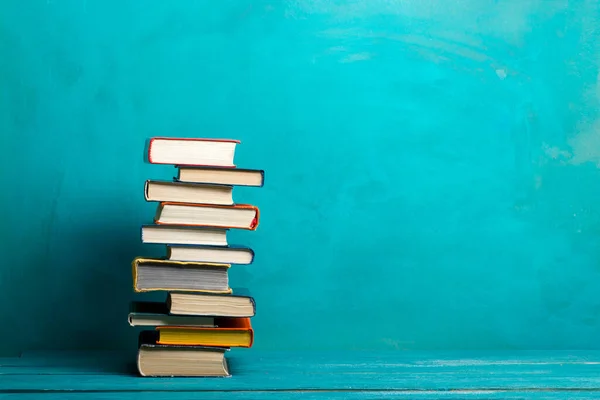 Bücher auf Holztisch und abstraktem Hintergrund. Hintergrund der Ausbildung. Kopierraum. Zurück zur Schule. — Stockfoto