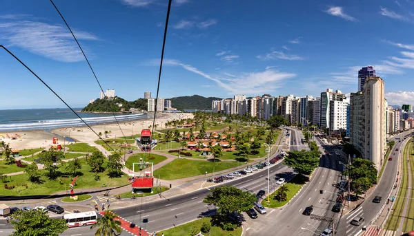 Sao Paulo, Brezilya 'nın Sao Vicente eyaletinin panoramik manzarası. Itarar plajından telgraflı araba. Mart 2019.