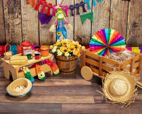 Mısır, patlamış mısır ve hasır şapka. Brezilya Festa Junina - Haziran Festivali için tipik masa düzenlemeleri.