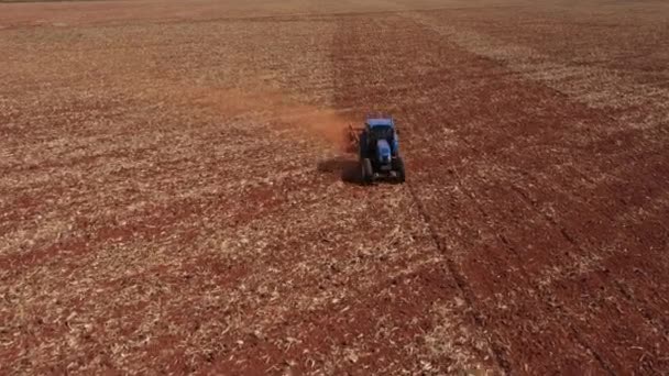 Tractor Arando Tierra Vídeo Aéreo Tractor Azul Trabajando Tierra Para — Vídeos de Stock