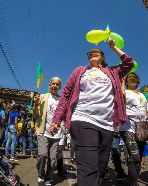 Aracatuba, Brezilya Eyaleti, Eylül 2019 - Brezilya bayrağının renklerine tapan Brezilyalılar - yeşil ve sarı.