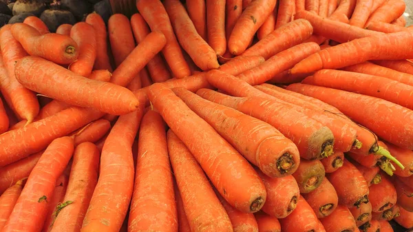 Süpermarkette havuç porsiyonu