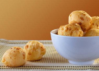 Bir kâsede Minas Gerais peynirli ekmek ve masada bir fincan kahveyle birlikte diğerleri. Boşluğu kopyala.