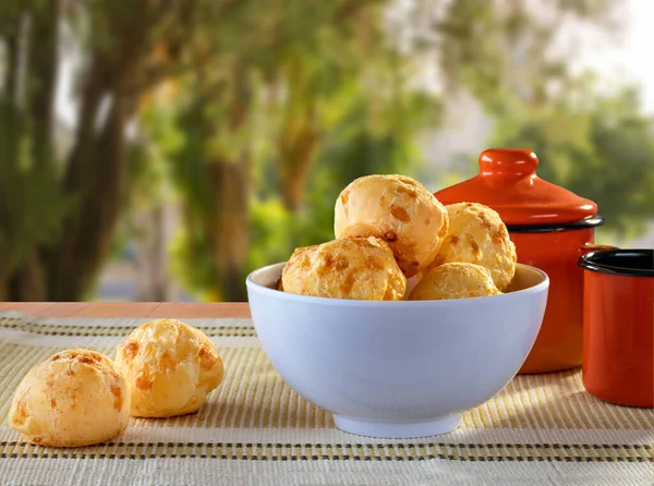 Bir kâsede Minas Gerais peynirli ekmek ve masada bir fincan kahveyle birlikte diğerleri. Boşluğu kopyala.