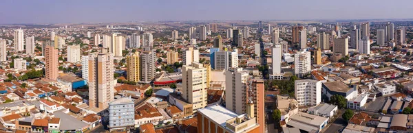 Aracatuba, Sao Paulo, Brezilya, 12 Eylül 2020 - Şehir merkezinin hava manzarası.
