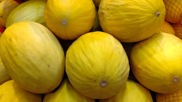 Porção Melões Exposta Gôndola Supermercado — Fotografia de Stock