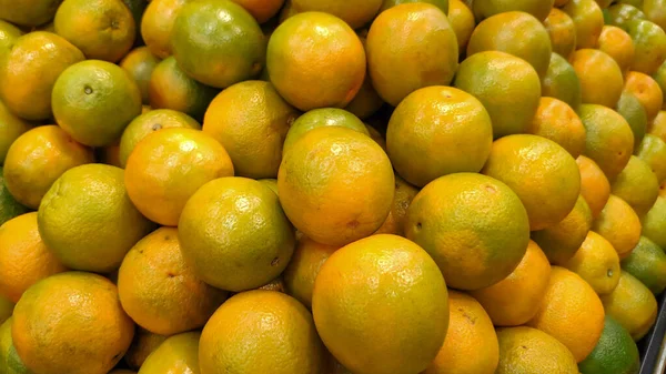 超级市场贡多拉陈列的橙子部分 — 图库照片