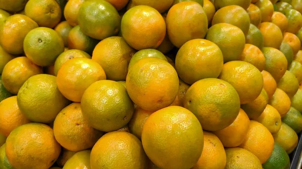 Portakal portakalları süpermarket gondolunda sergileniyor.