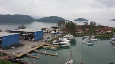 Angra dos Reis, Rio de Janeiro Eyaleti, Brezilya, Eylül 2020. Condomnio Porto Bracuhy ve Marina Bracuhy.