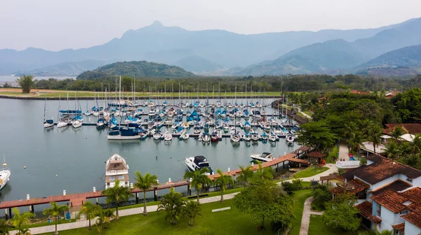 Angra dos Reis, Rio de Janeiro Eyaleti, Brezilya, Eylül 2020. Condominio Porto Bracuhy ve Marina Bracuhy..