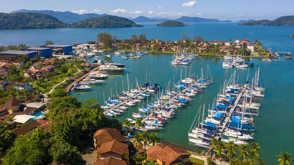 Angra dos Reis, Rio de Janeiro Eyaleti, Brezilya, Eylül 2020. Condominio Porto Bracuhy ve Marina Bracuhy..
