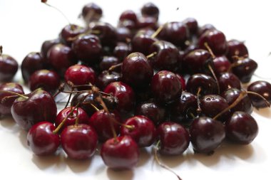 Beyaz arkaplanda kiraz resmi