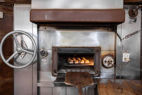 Forno Lenha Com Porta Aberta Cupcakes Interior — Fotografia de Stock