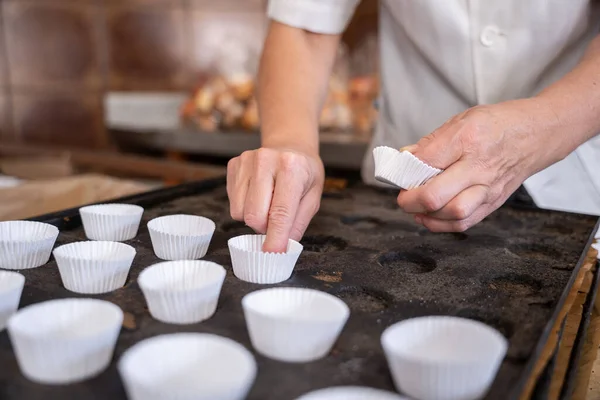 Kek kalıbı koyan tanınmayan fırıncı kadın.