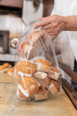 Kekleri torbaya koyan tanınmamış eller.