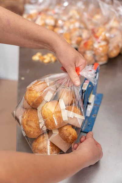 Kek poşetini kapatan tanınmayan eller