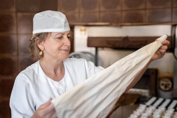 Fırıncı kadın kek yapmak için pasta torbası hazırlıyor.