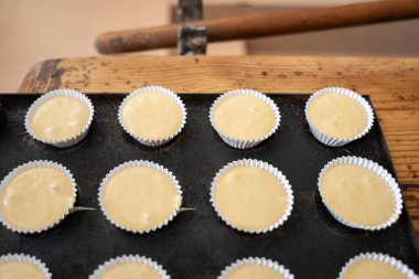 Kek kalıplarını hamurla doldurdum.