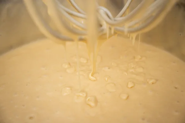 Karışık kek hamuru tavaya damlıyor.