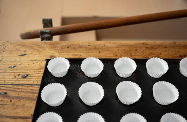 Kek kalıplarını fırın tepsisine boşalt