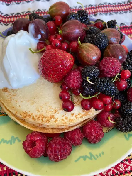 Crêpes Crème Baies Jardin Pour Petit Déjeuner — Photo