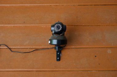 Tozlu siyah CCTV güvenlik IP kamerası ahşap duvarda