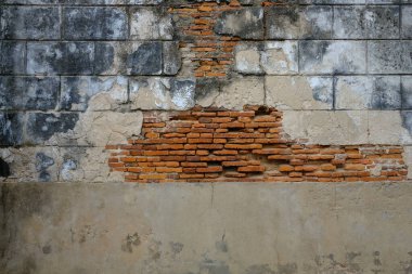 Çürüyen vintage kil tuğla duvar ve beton yapısı, yıpranmış desenli arkaplan kopya alanı