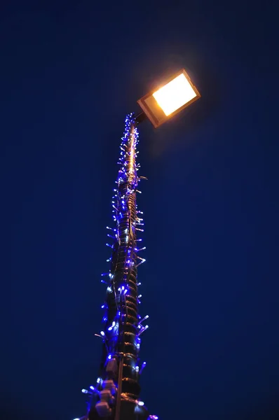 Waas Beeld Van Metalen Lantaarnpaal Versierd Met Fel Blauw Licht — Stockfoto