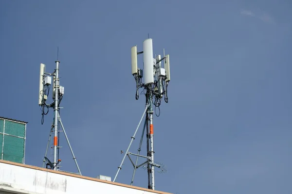 5G蜂窝天线的电信杆 建筑物顶部的小蜂窝基站 — 图库照片
